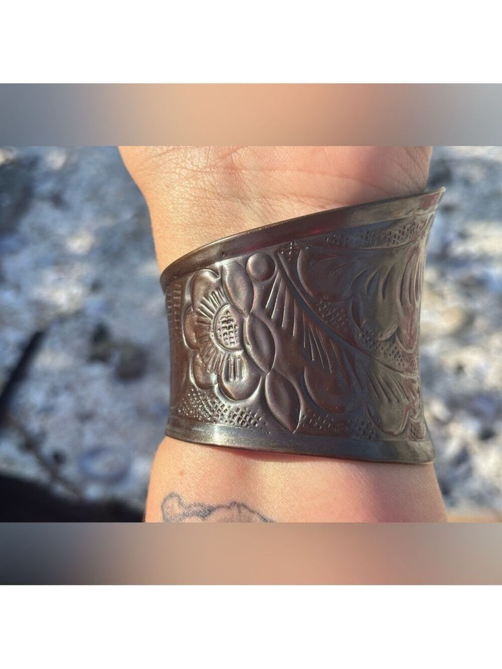 VINTAGE Large Cuff Bracelet Etched Hammered Brass Gorgeous Statement Piece - Picture 9 of 9